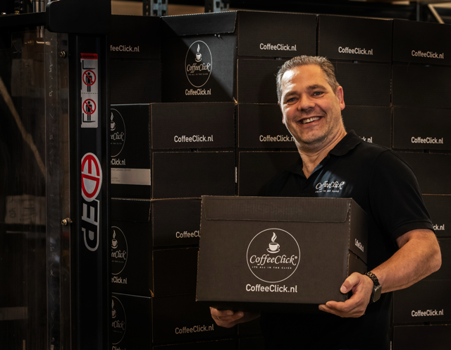 Robert teamlid onderweg met koffie voor levering aan bedrijven