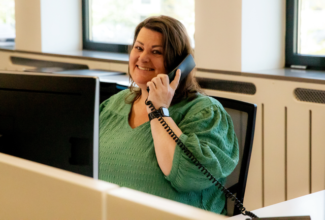 Wanda aan het bellen bij officedesk