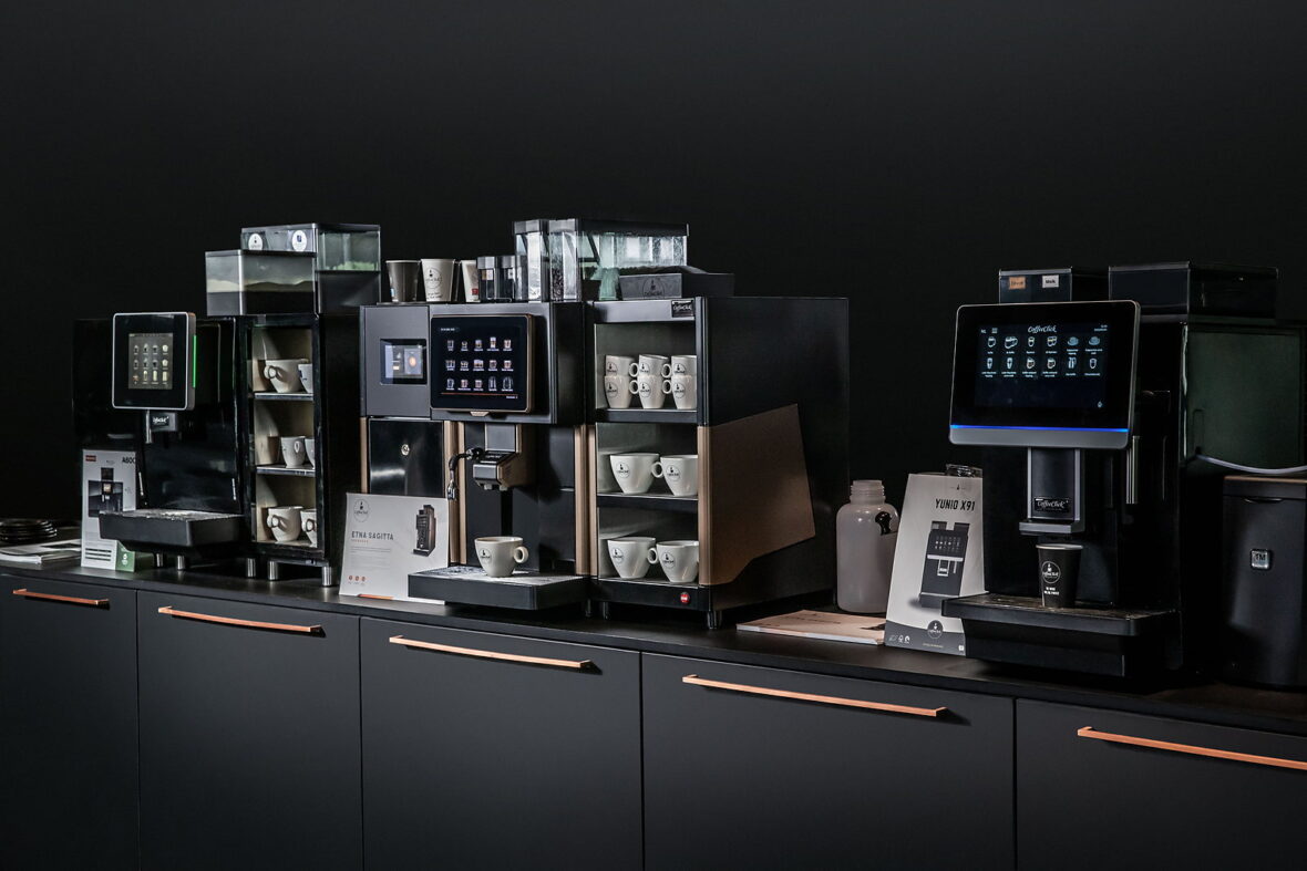 Koffiemachines voor bedrijven te zien in de showroom