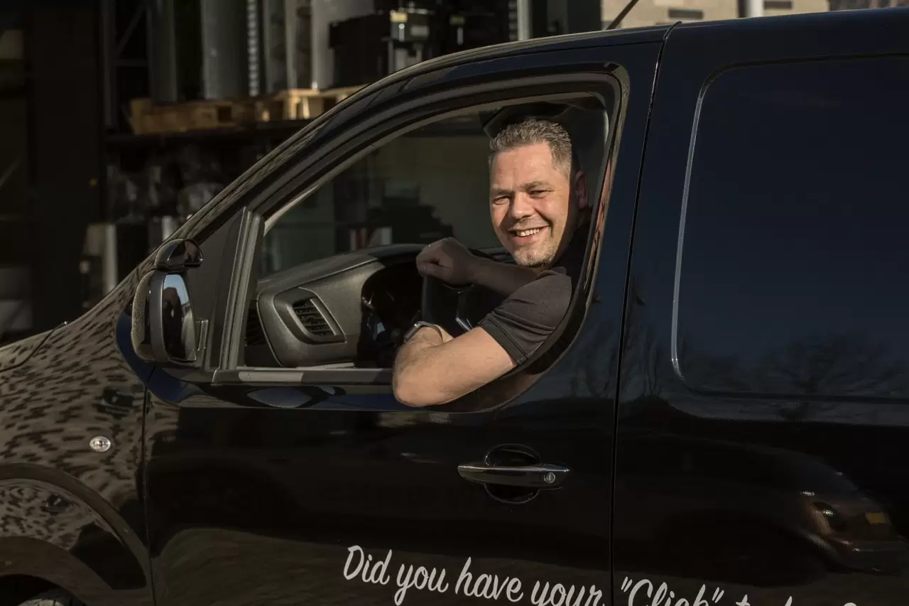 Servicemonteur die langs rijdt bij jou op locatie