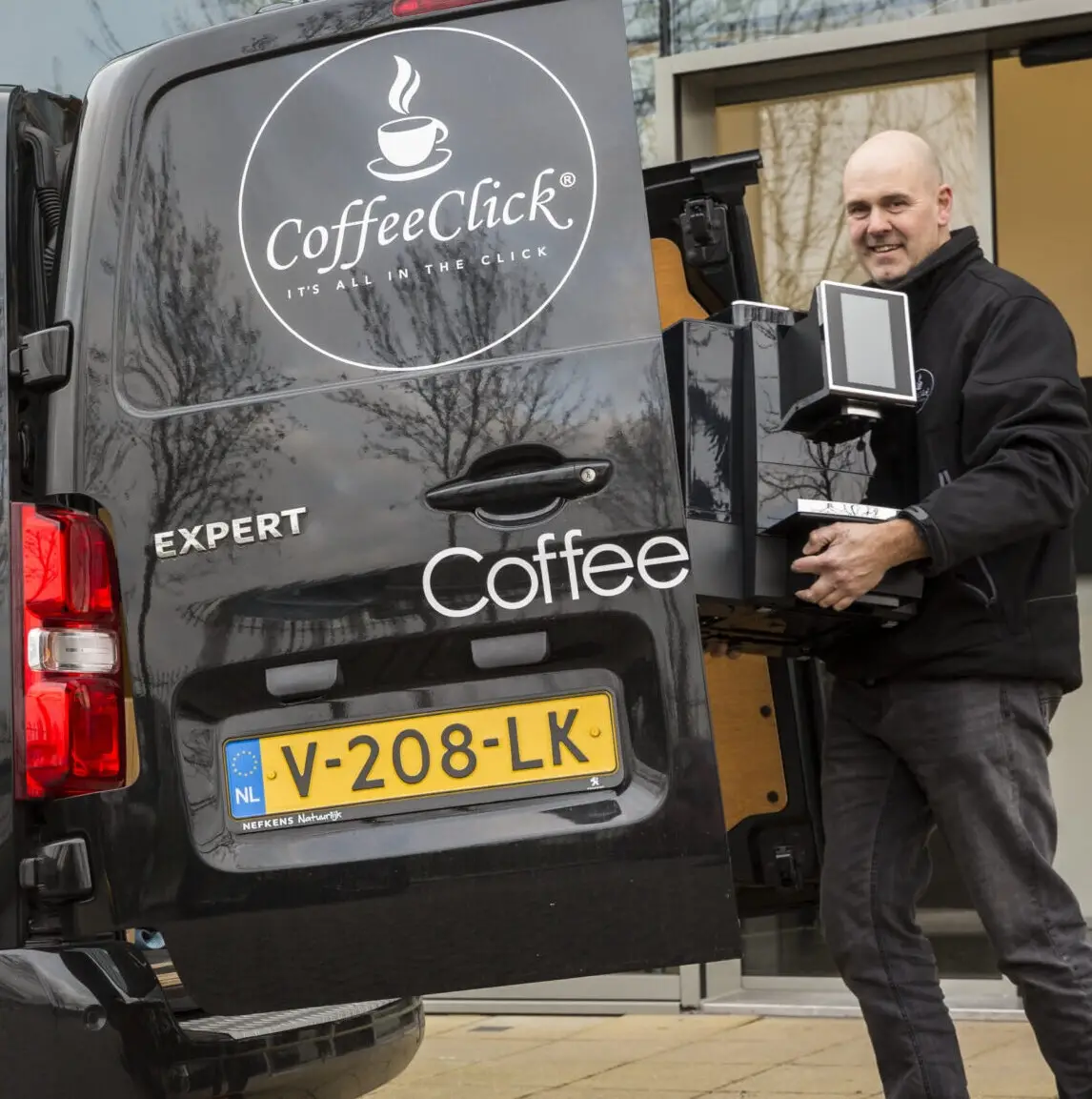 Service bij een koffiemachine met wateraansluiting