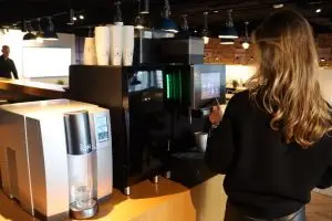 Volautomatische koffiemachine met wateraansluiting voor op kantoor